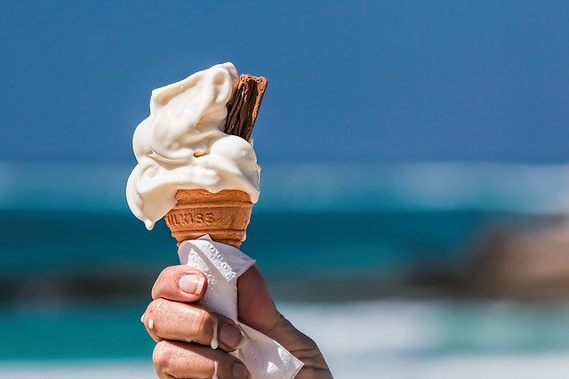 Človek drží v ruke zmrzlinu 
