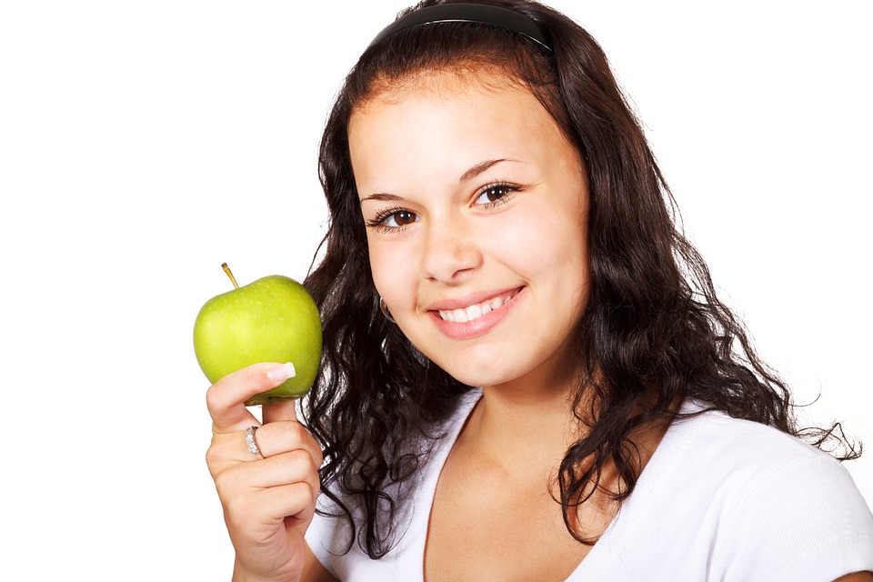 mladá žena, jablko